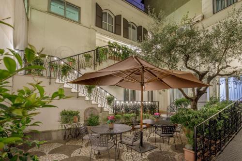 Royal Court Hotel - image 8