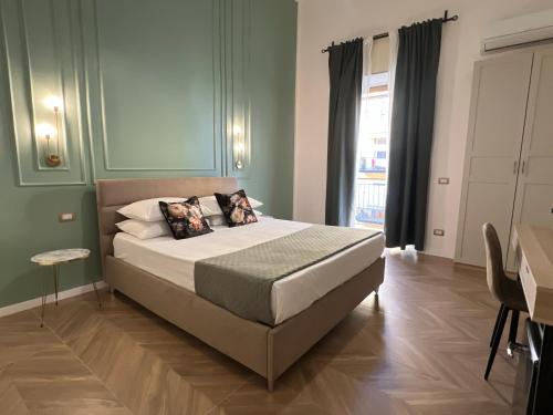 1 queen bed, 1 twin bed