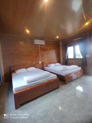 2 queen beds