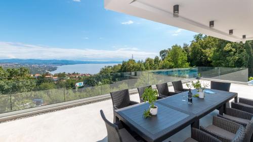 Buitenkant, Villa Gabi by Villas Holiday in Bregi