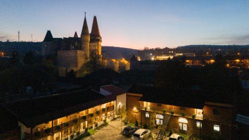 Pensiunea Hanul Huniazilor Pensiunea Hanul Huniazilor