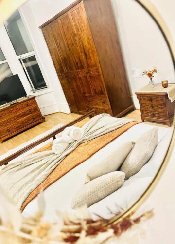 Deluxe King Room image 5