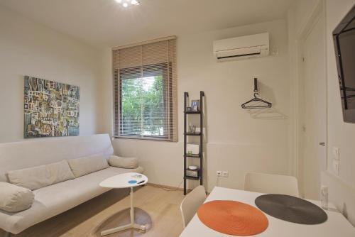 Cozy and modern studio Vouliagmeni Steps to Beach, Athens