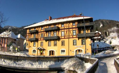 Exterior view, Hirschenhof Apartments in Graz Suburbs