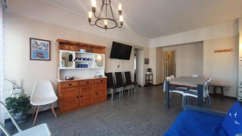 3 Ambientes con dependencia y balcón a la calle