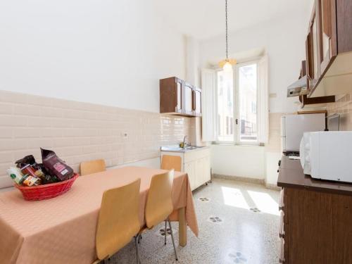 Vatican Comfortable Sunny Apartment, Рим (фото 2)