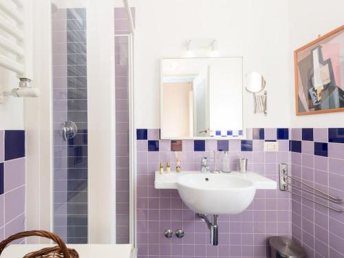 Vatican Comfortable Sunny Apartment, Рим (фото 9)