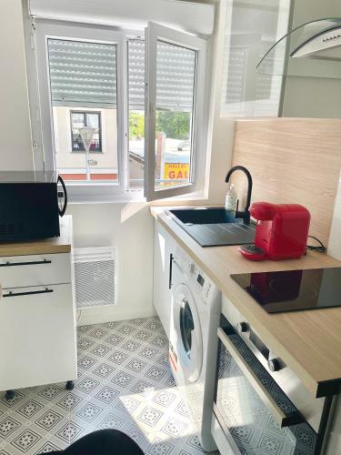 Cocina, ChicCosy Studio 2mn RER proximité Paris Aéroport Cdg (ChicCosy Studio 2mn RER proximite Paris Aeroport Cdg) in Villepinte