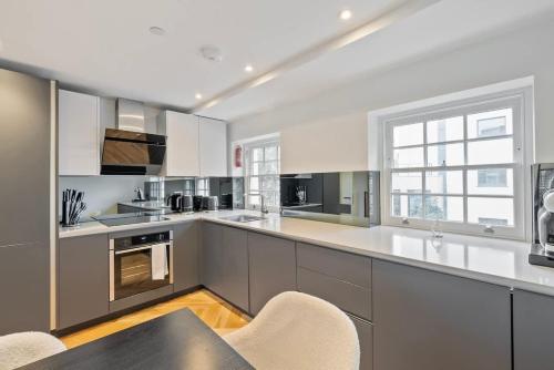 Charming 2 bedroom 2 bathroom flat near Oxford St - image 12