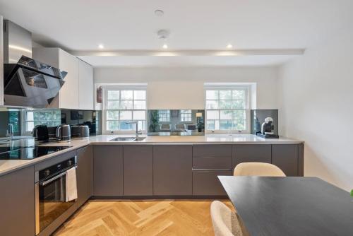 Charming 2 bedroom 2 bathroom flat near Oxford St - image 7
