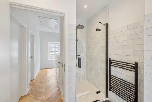 Charming 2 bedroom 2 bathroom flat near Oxford St - image 9