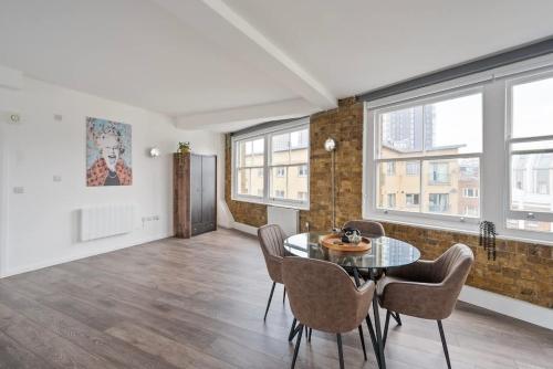 Large 1 bedroom studio in Old St London 