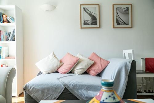 Bright spacious 2 bedroom flat in Zone One, Londres