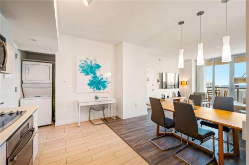 Amazing View Balcony - 1BR- Pool & Gym