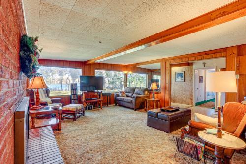 6 Mi to Manatee Springs! Family Riverfront Getaway in Chiefland (FL)