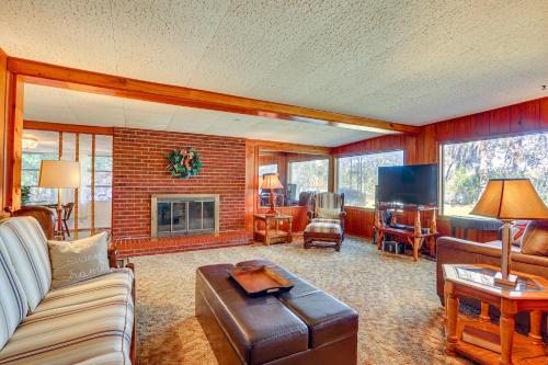 6 Mi to Manatee Springs! Family Riverfront Getaway in Chiefland (FL)