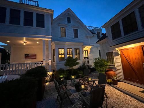 White Porch Inn - 정원
