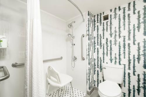 La Quinta Inn & Suites by Wyndham Lexington Park - image 2
