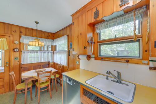 Home in Long Island Wine Country - Walk to Beach! in Cutchogue, USA