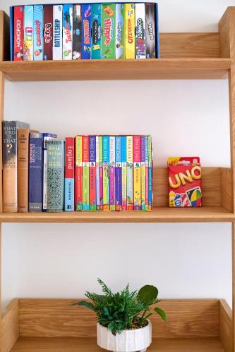 1-Bedroom Apartment with Complete Desk Setup