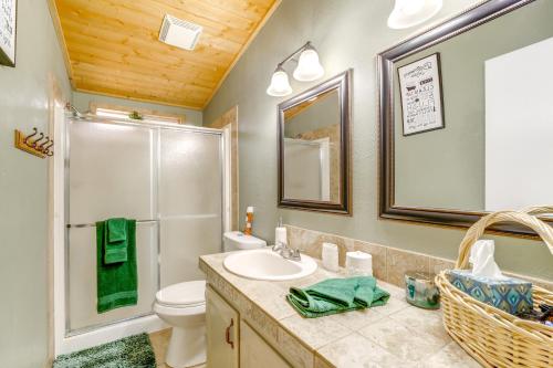 Mountain-View Home with Deck in Pine