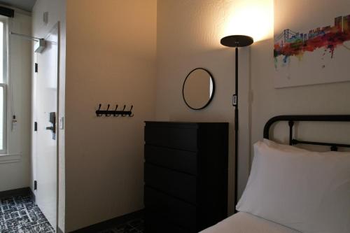 Full Bed (ADA) Room image 4
