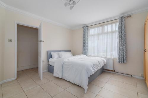 Rose's Lodge, 8 Guests, 10 mins walk to Barking Station, 1 Free Parking Space gîte à louer Barking