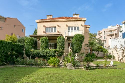 Seaside luxury villa with a swimming pool Split - 23559, Split (photo 2)