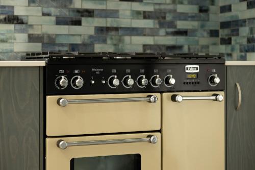 Treetops Sanctuary 4BR Entertaining Delight - Pool in คาราโวนิกา