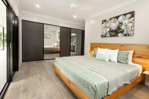 Treetops Sanctuary 4BR Entertaining Delight - Pool in คาราโวนิกา