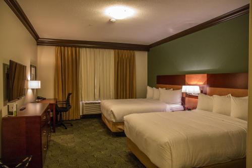 2 queen beds