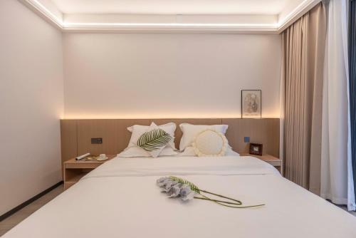 Courtyard King Room image 5