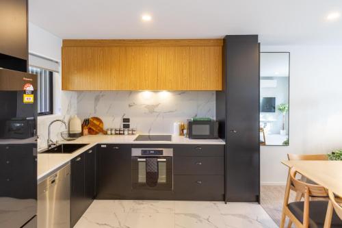 مطبخ, 2 bed 2 bath with Carpark near Canterbury University in Ilam