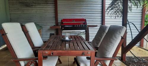 Cock or Two Kink House in Cockatoo