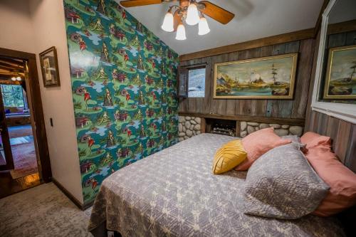 Historic Farmhouse on 5 Peaceful Acres with Ancient Oaks & Creek above Temecula