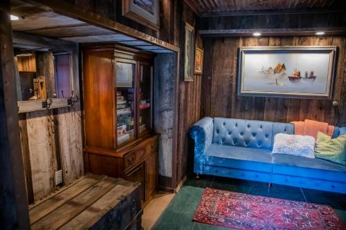 Historic Farmhouse on 5 Peaceful Acres with Ancient Oaks & Creek above Temecula