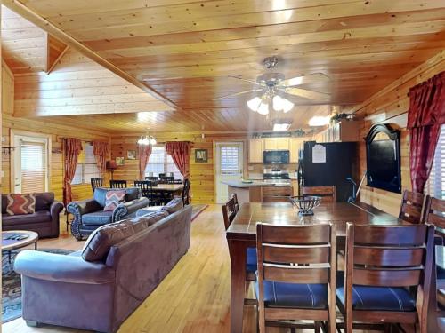 Simple Elegance Sleeps 18 6 Bedrooms Theater Room Arcade Hot Tub WiFi - image 2