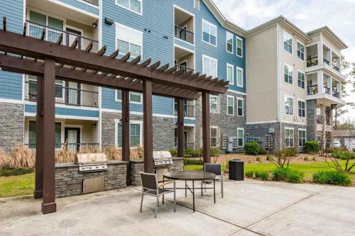 Spacious Furnished Resort Style Apartments thumb 3