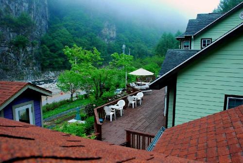 Fermata Pension Ideally located in the prime touristic area of Daehwa-myeon, Fermata Pension promises a relaxing and wonderful visit. Both business travelers and tourists can enjoy the hotels facilities and services