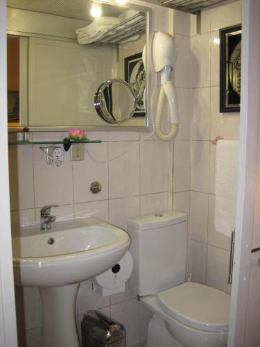 Faria Guimares Porto Centro - Rooms & Cosy Apartments - image 10