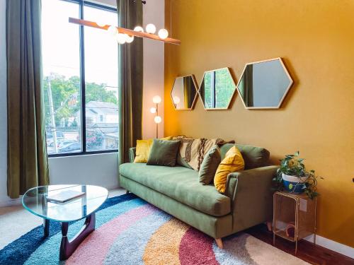 Vintage Vibes - Minutes From The Broadway Buzz in Nashville, USA
