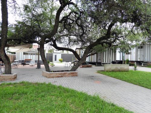 花園, L W H Hotel & Glamping Container Park in 科曼希拉
