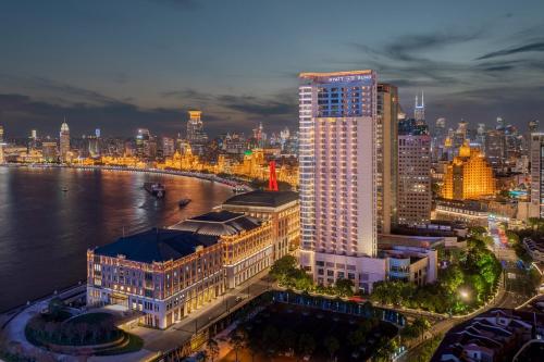 Hyatt on the Bund Shanghai - a Grand Hyatt hotel, most centrally located at HuangPu river banks in downtown, Shanghái