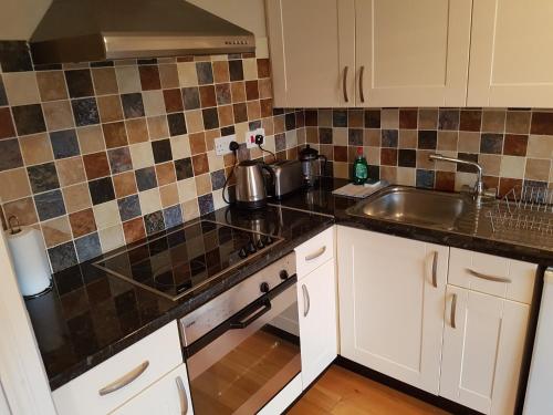 Bowness On Windermere, Excellent Apartment For 4 With Parking - Tap to explore photos