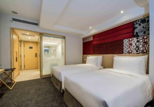 Standard Twin Room image 2