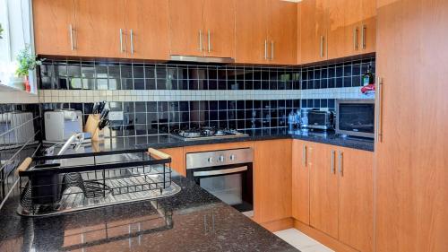 Konyha, Retreat Townhouse Pentridge Village in Fawkner