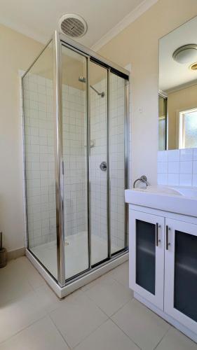 Zuhanyzó, Retreat Townhouse Pentridge Village in Fawkner