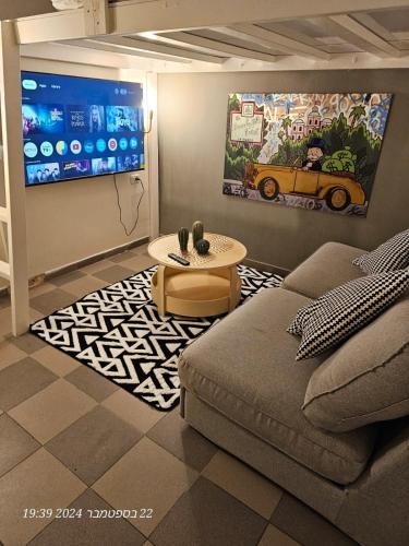 room detail thumbnail 2