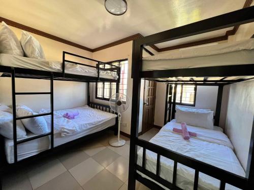 2 bedrooms, 7 beds