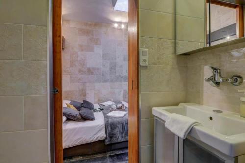 Badkamer, Sous mon toit - Sauna & jacuzzi in Dijon